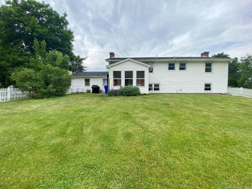 3 Oliver Rd, Enfield CT 06082-5512 exterior