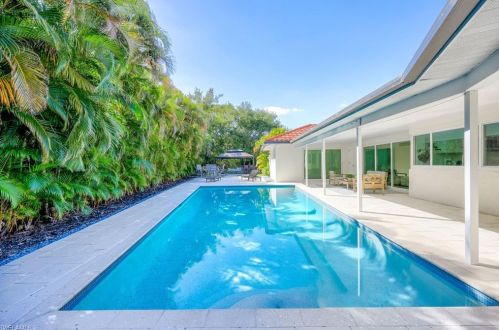 300 Country Clb Dr, Naples FL 34110-1144 exterior