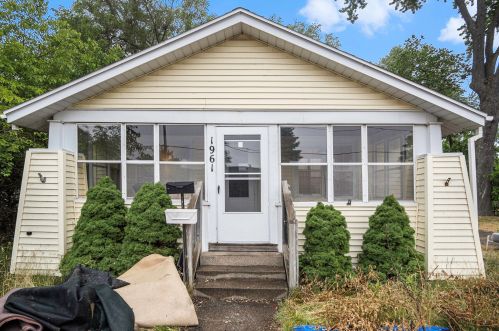 1961 Henry St, Meskegon, MI 49441-2939
