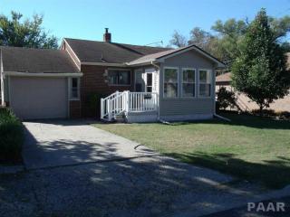 1004 Willow St, Pekin, IL 61554-2902