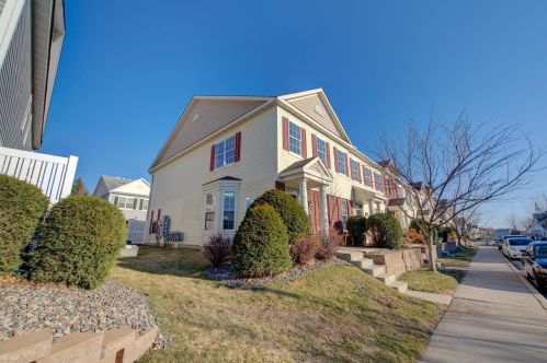 2169 Shamrock Pl, Chaska MN 55318-5404 exterior