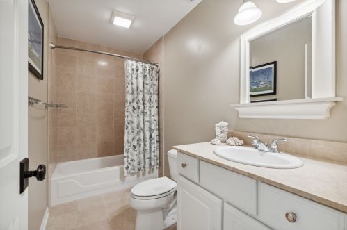 2759 Bosworth Ave, Chicago IL 60642-2341 exterior