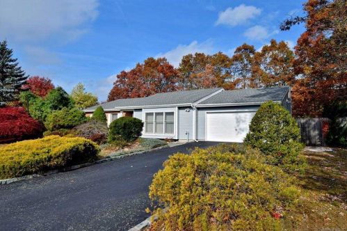 17 Buckingham Ln, Bohemia, NY 11716-3976