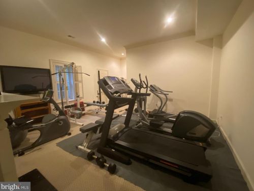 1289 Ballantrae Farm Dr, Mc Lean VA 22101-3027 exterior