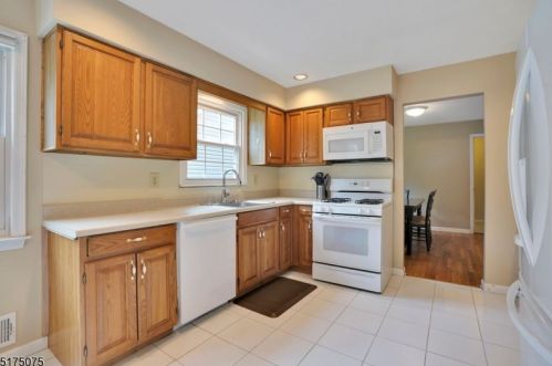 952 Ardsley Ln, Bridgewater NJ 08807-1101 exterior