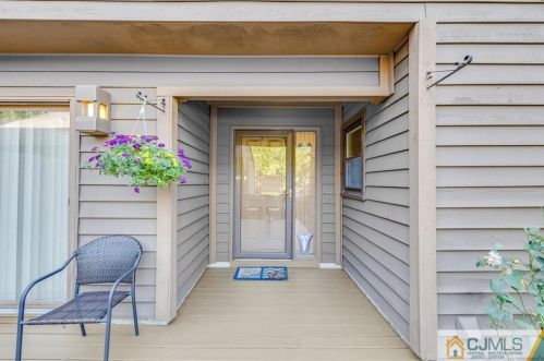 73 Laurel Holw Ct, Edison NJ 08820-1043 exterior