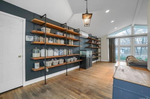 433 Storms Rd, Valley Cottage NY exterior