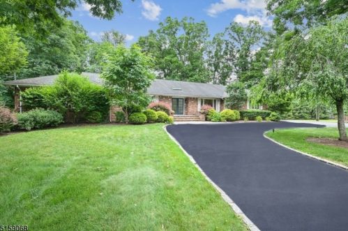 6 Goodhart Dr, Livingston, NJ 07039-5108