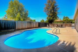 5494 Haussner Dr, Concord CA  94521-4036 exterior