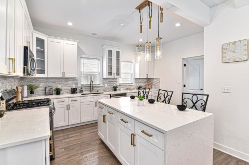 1325 Pryor Ave, Milwaukee WI  53207-1869 exterior