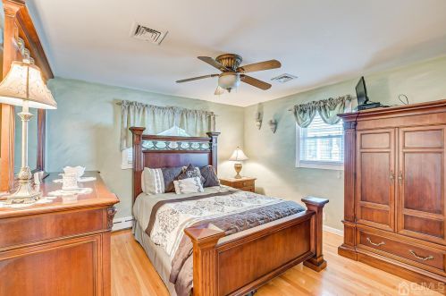 57 Barton St, Edison NJ 08837-2855 exterior