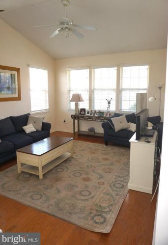 21 Fallview Ct, Trenton NJ 08690-3216 exterior