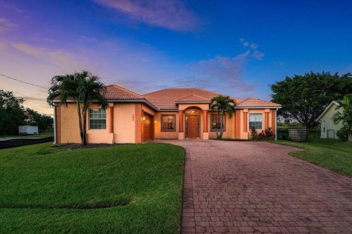 386 Dalton Cir, Fort Pierce FL 34953-5850 exterior