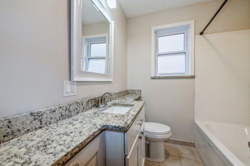 5415 Henderson St, Chicago IL 60657-2015 exterior