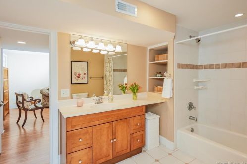 303 Mamanasco Rd, Ridgefield CT 06877-2425 exterior