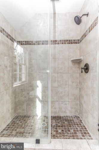 1612 Oakcrest Dr, Alexandria VA 22302-2337 exterior