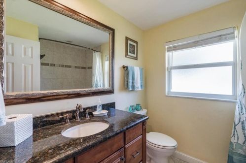 160 Madison Dr, Naples FL 34110-1323 exterior