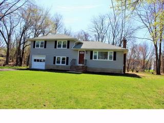 17 Maplehurst Ln, Piscataway, NJ 08854-3501