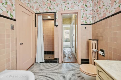 7541 Oakley Ave, Chicago IL 60645-1911 exterior