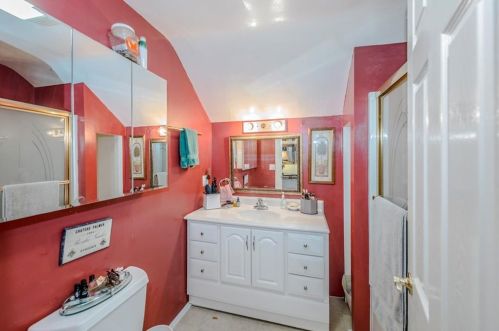 22 Freebody St, Middletown RI 02840-3548 exterior