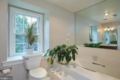 13508 Maidstone Ln, Rockville MD 20854-1030 exterior