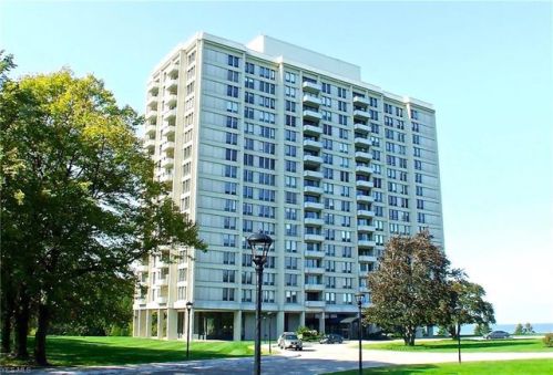 2 Bratenahl Pl, Cleveland OH  44108-1182 exterior