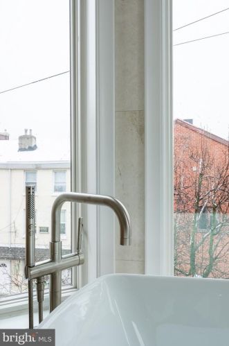 516 21 St, Philadelphia PA 19130-1401 exterior