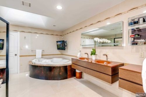 3 Pne Ter, Demarest NJ 07627-1214 exterior