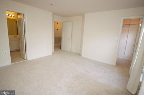 5082 Donovan Dr, Alexandria VA 22304-7755 exterior