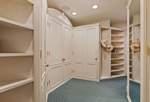 9303 Vly Hl Rd, Milwaukee WI 53217-1039 exterior