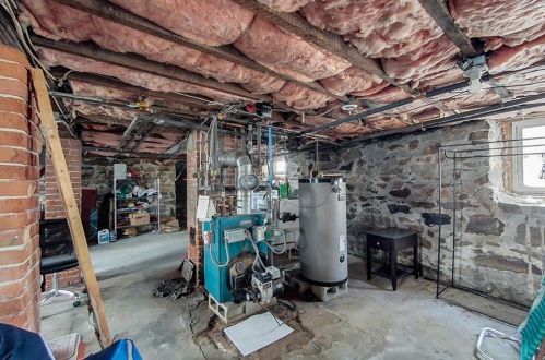 9 Lincoln St, Middletown RI 02840-2628 exterior