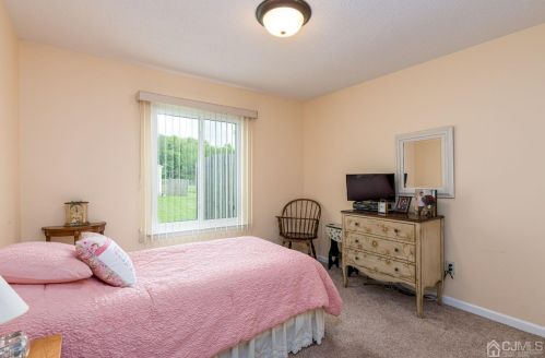 91 Gate House Ln, Edison NJ 08820-4001 exterior