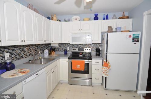 4 Hanover Dr, Cookstown NJ 08511-1005 exterior