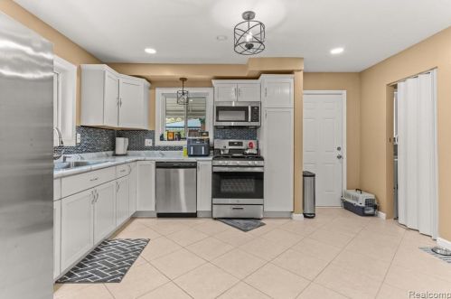 4964 Monroe St, Dearborn Heights MI  48125-2525 exterior