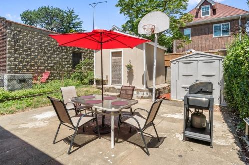 135 235th St, Bronx NY 10470-2463 exterior