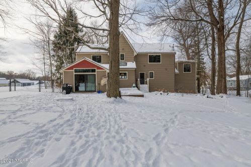 1360 Crooked Lk Dr, Kalamazoo MI 49009-8950 exterior