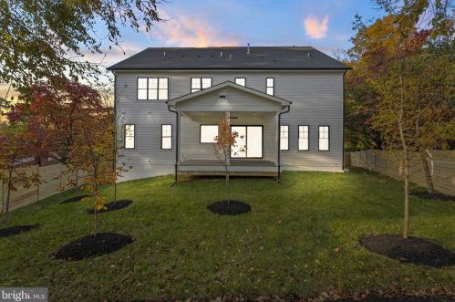 1327 Mayflower Dr, Mc Lean VA 22101-3405 exterior