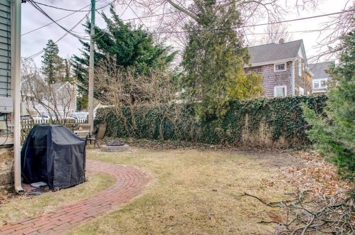 9 Lincoln St, Middletown RI 02840-2628 exterior