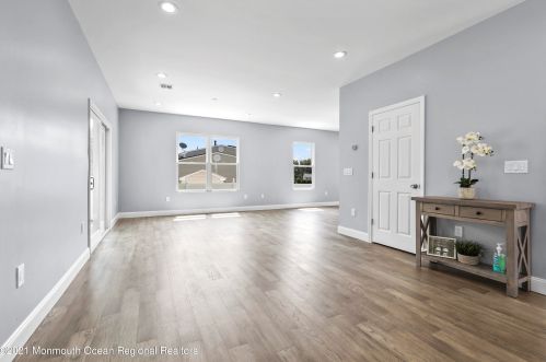 28 Twain Ave, Old Bridge NJ  08857-2110 exterior