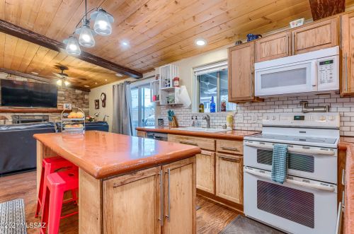 7631 Lundberg Dr, Tucson, AZ 85741-1750