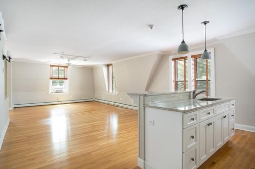 29 Champlin St, Middletown RI 02840-2879 exterior