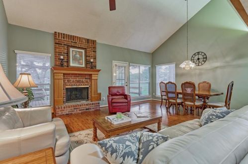 102 Golfview Dr, Montgomery TX 77356-8804 exterior