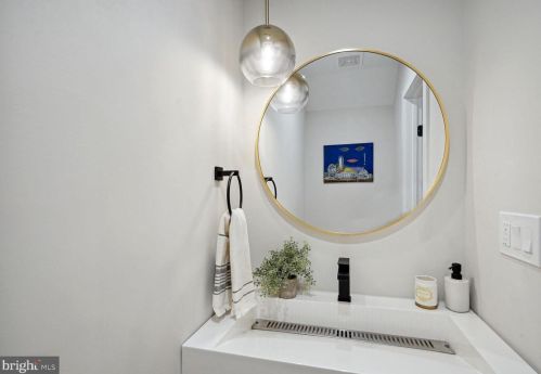 1733 Independence Ave, Washington DC  20003-1637 exterior