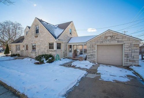 8602 Center St, Milwaukee, WI 53222-4737