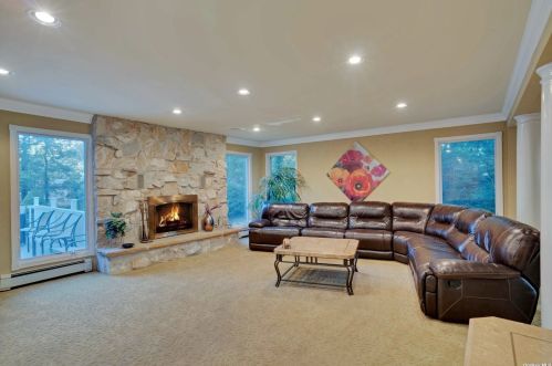 42 Clayton Dr, Huntington Station NY 11746-5503 exterior