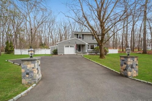 8 Stonehedge Rd, Norwalk, CT 06851-1229