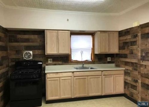 89 Clinton Pl, East Rutherford NJ 07073-1323 exterior