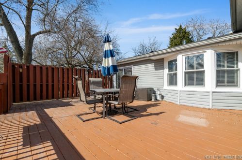 4 Tamarack Ave, Naperville IL  60540-8040 exterior