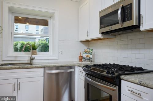 221 E St, Washington DC  20002-7700 exterior