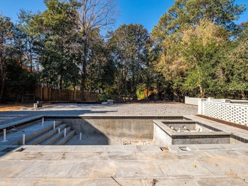 3364 Knollwood Dr, Atlanta GA 30305-1022 exterior